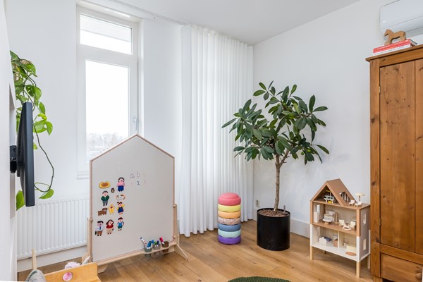 Foto - Te koop: In een rustige en kindvriendelijke woonomgeving staat deze moderne geschakelde twee-onder-een-kapwoning (bouwjaar 2011) met aangebouwde stenen garage, stijlvolle overkapping, vier slaapkamers, twee...